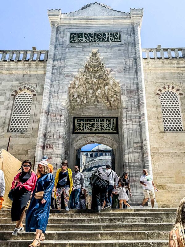 Una delle porte monumentali che conducono al cortile della Moschea Blu.