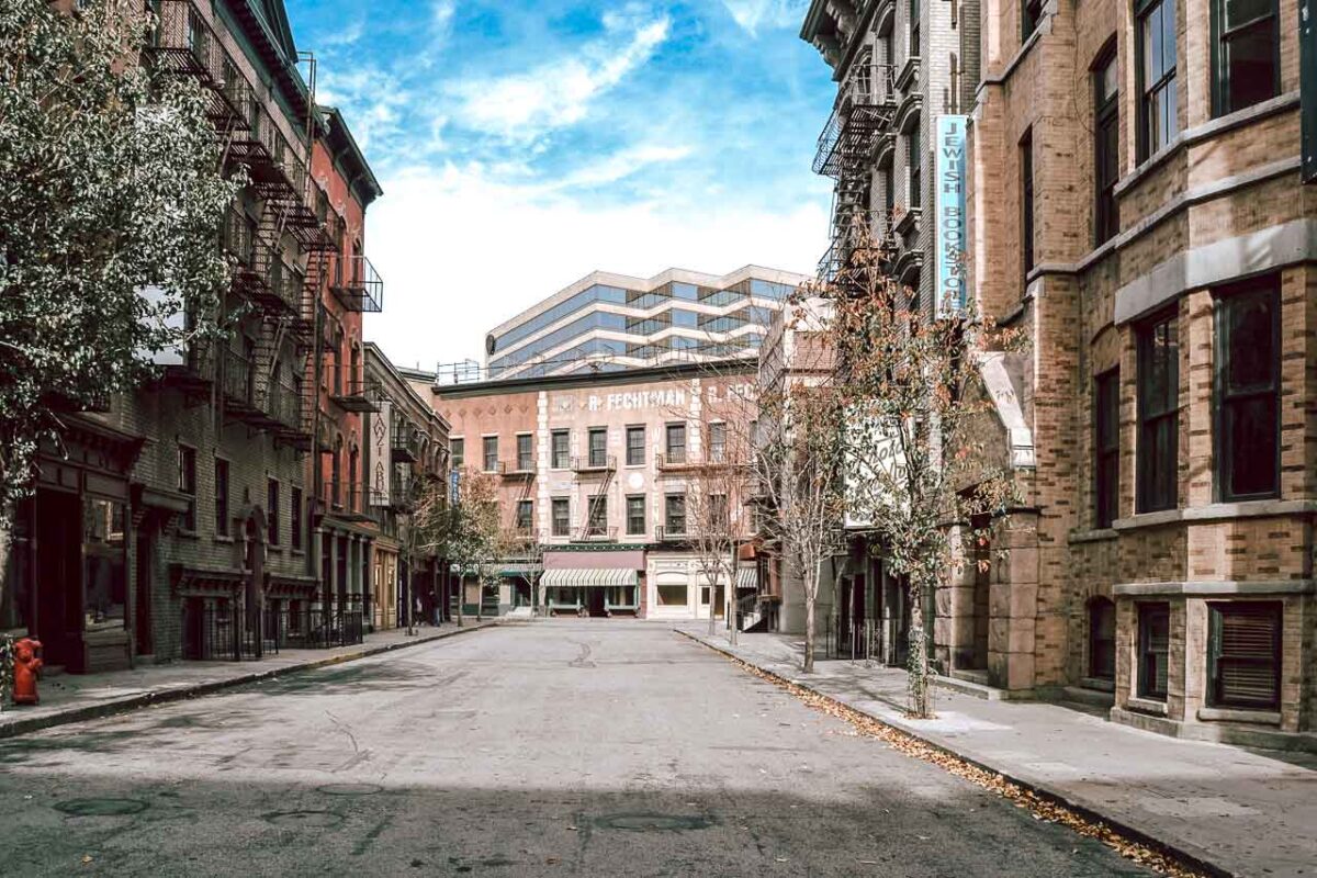 Ulica zabudowana wysokimi kamienicami, typowy „backlot” Warner Bros