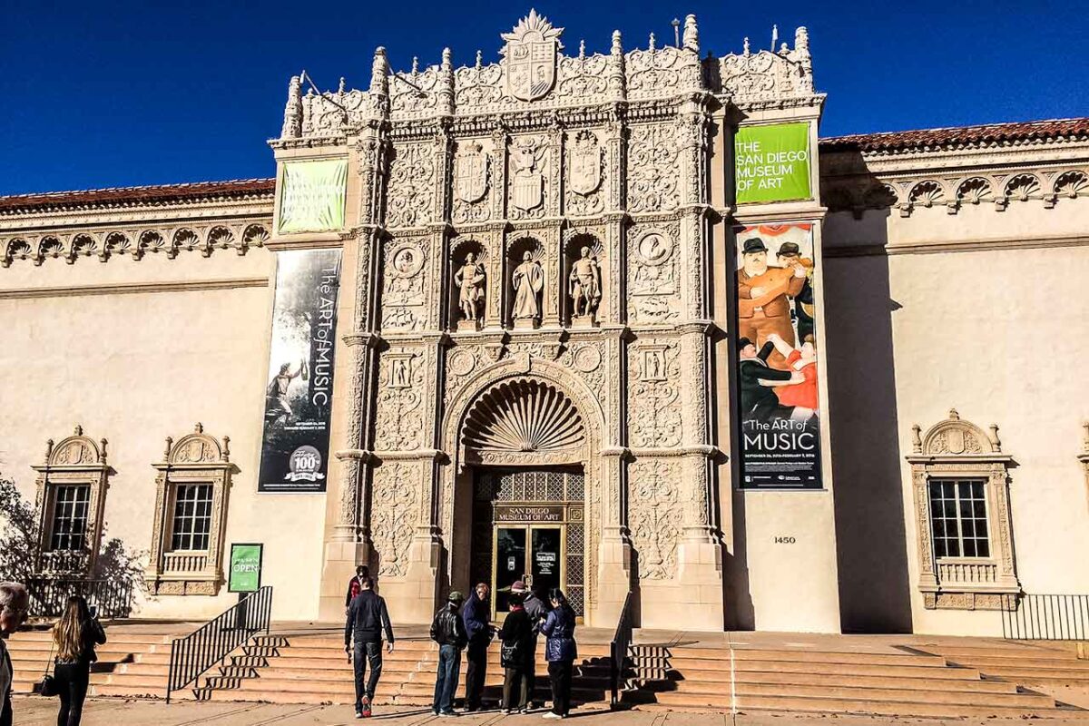 Facciata del San Diego Museum of Art a Balboa Park in stile spagnolo con striscioni delle mostre