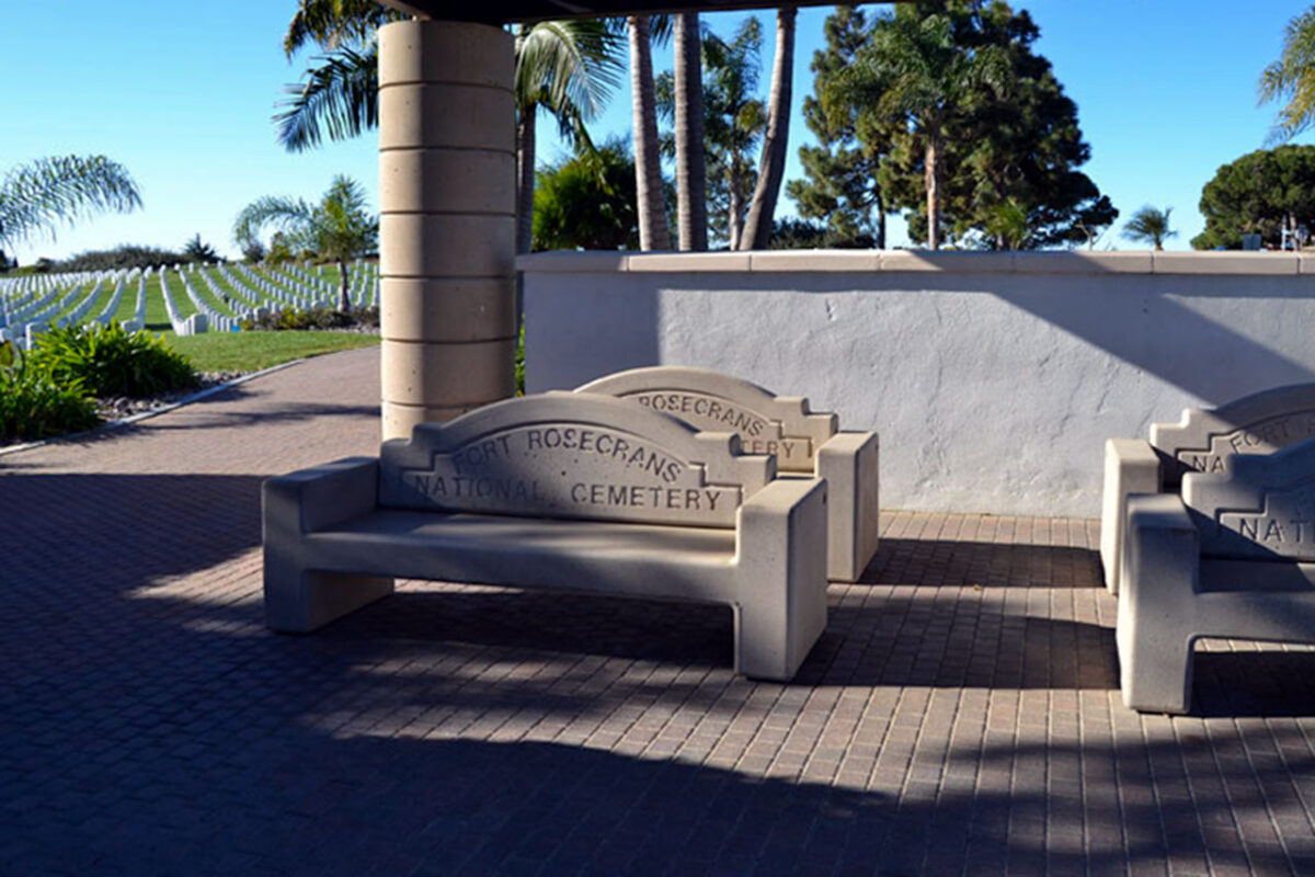 Ławki z napisem Fort Rosecrans National Cemetery przy wejściu na teren cmentarza w San Diego