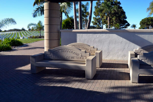 Ławki z napisem Fort Rosecrans National Cemetery przy wejściu na teren cmentarza w San Diego