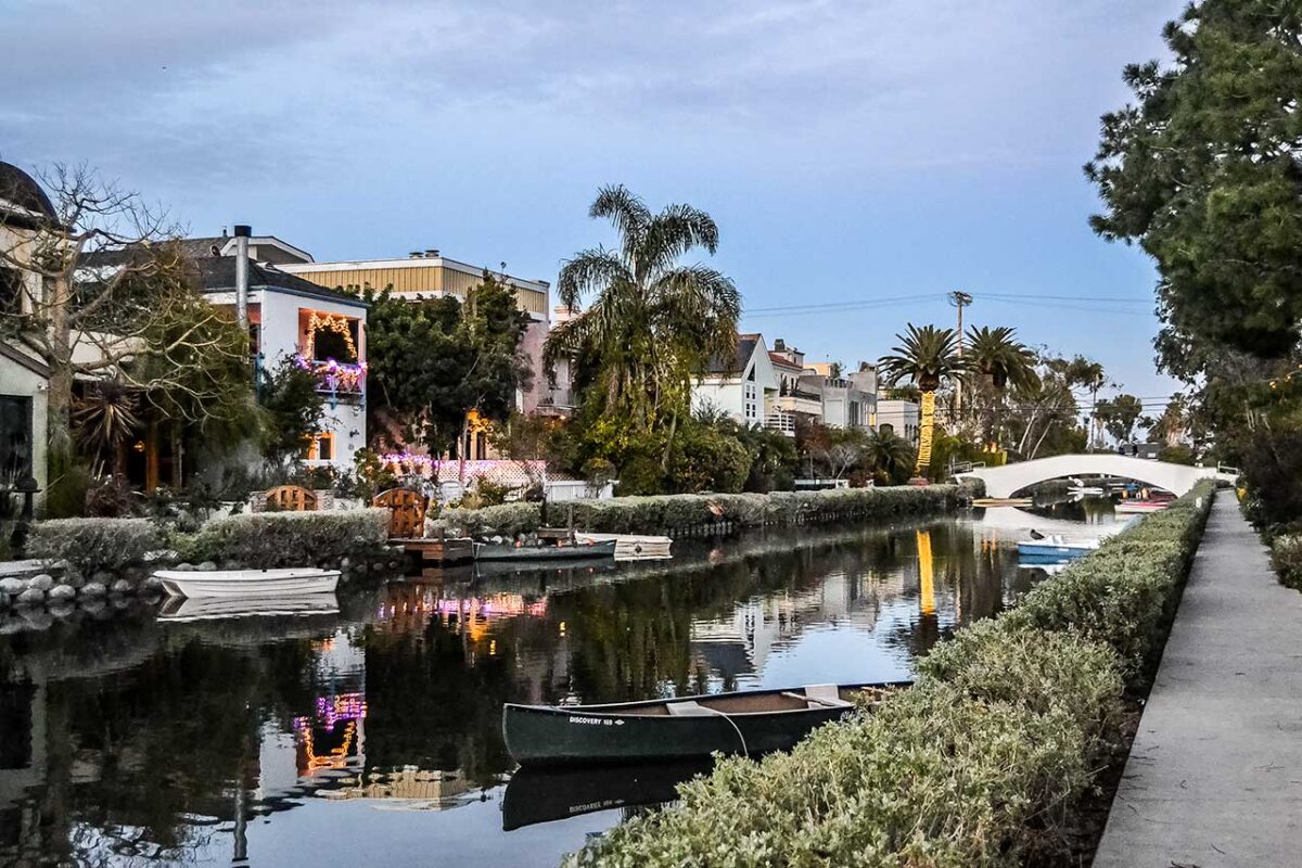 Giornata soleggiata ai Canali di Venice a Los Angeles