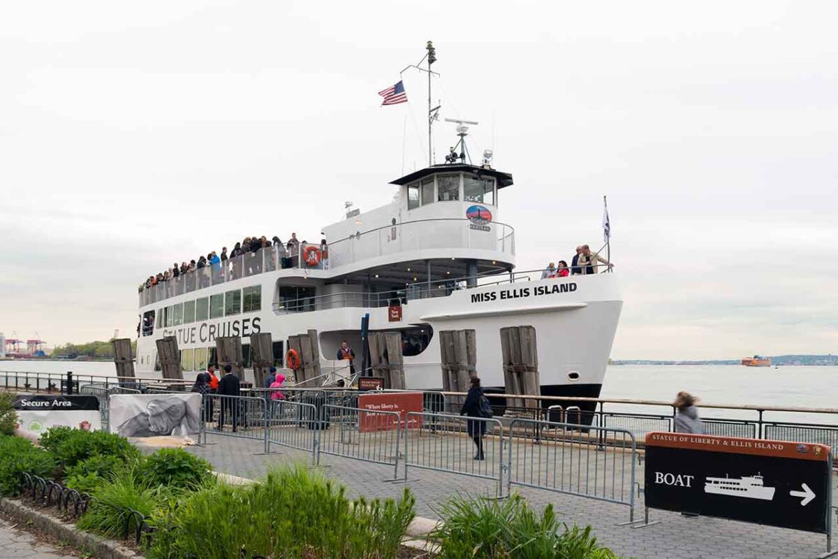 Traghetto “Miss Ellis Island” in partenza da Battery Park a New York.
