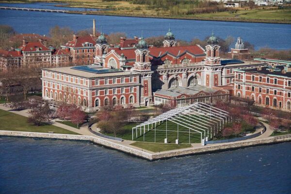 Widok na Ellis Island i gmach Muzeum Imigracji otoczony wodą