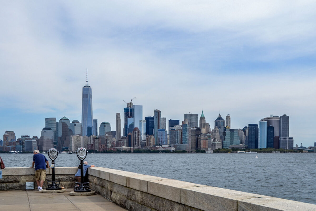 Skyline di Manhattan visto da Ellis Island con One World Trade Center.