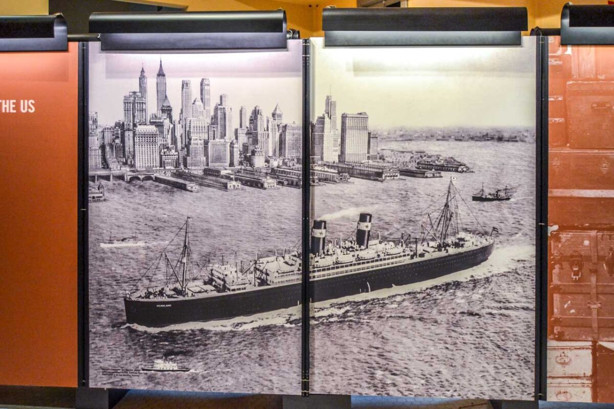Foto d’epoca di un piroscafo che entra nel porto di New York.
