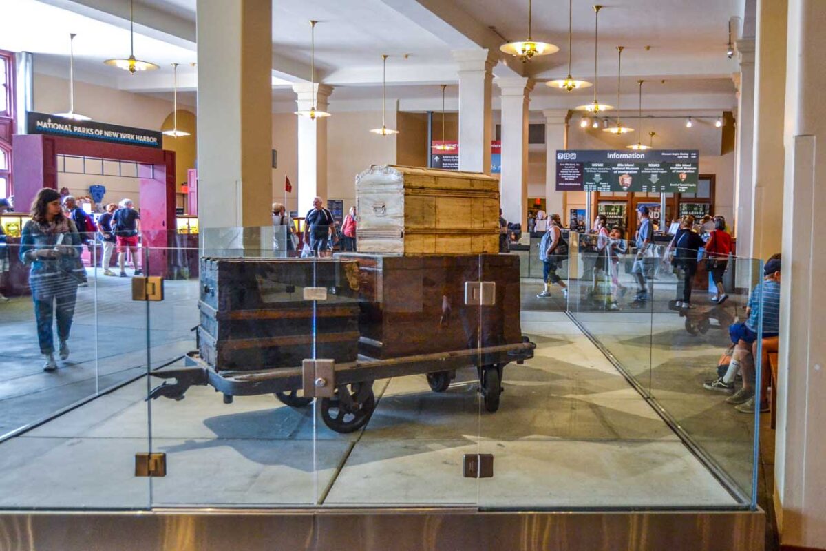 Vecchi bauli e casse degli immigrati esposti al Museo dell’Immigrazione.