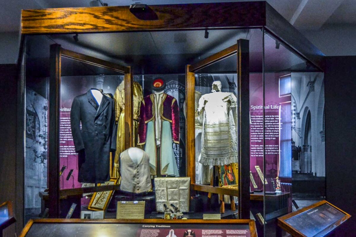 Tradycyjne stroje imigrantów wystawione w Muzeum Imigracji na Ellis Island