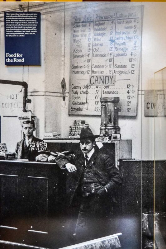 Foto d’archivio di un negozio di alimentari per immigrati a Ellis Island.