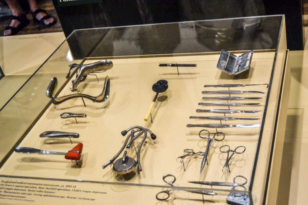 Strumenti medici usati per esami degli immigrati a Ellis Island.