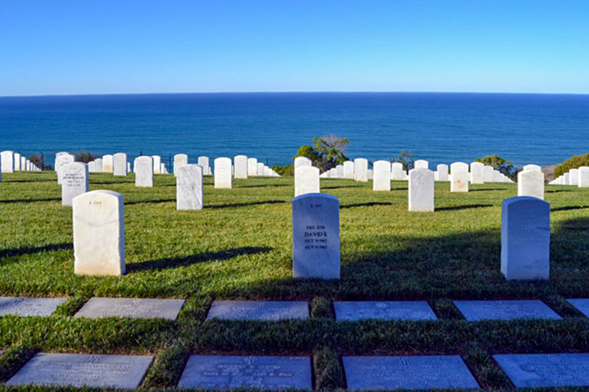 Lapidi bianche al cimitero Fort Rosecrans di San Diego con vista sul Pacifico