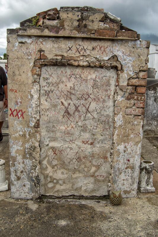 Mausoleo in marmo bianco con una croce allo St. Louis Cemetery.