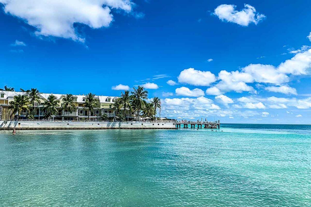 Piękna, karaibska plaża z palmami, lazurowa woda i pomost w Key West, Floryda