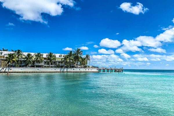 Piękna, karaibska plaża z palmami, lazurowa woda i pomost w Key West, Floryda