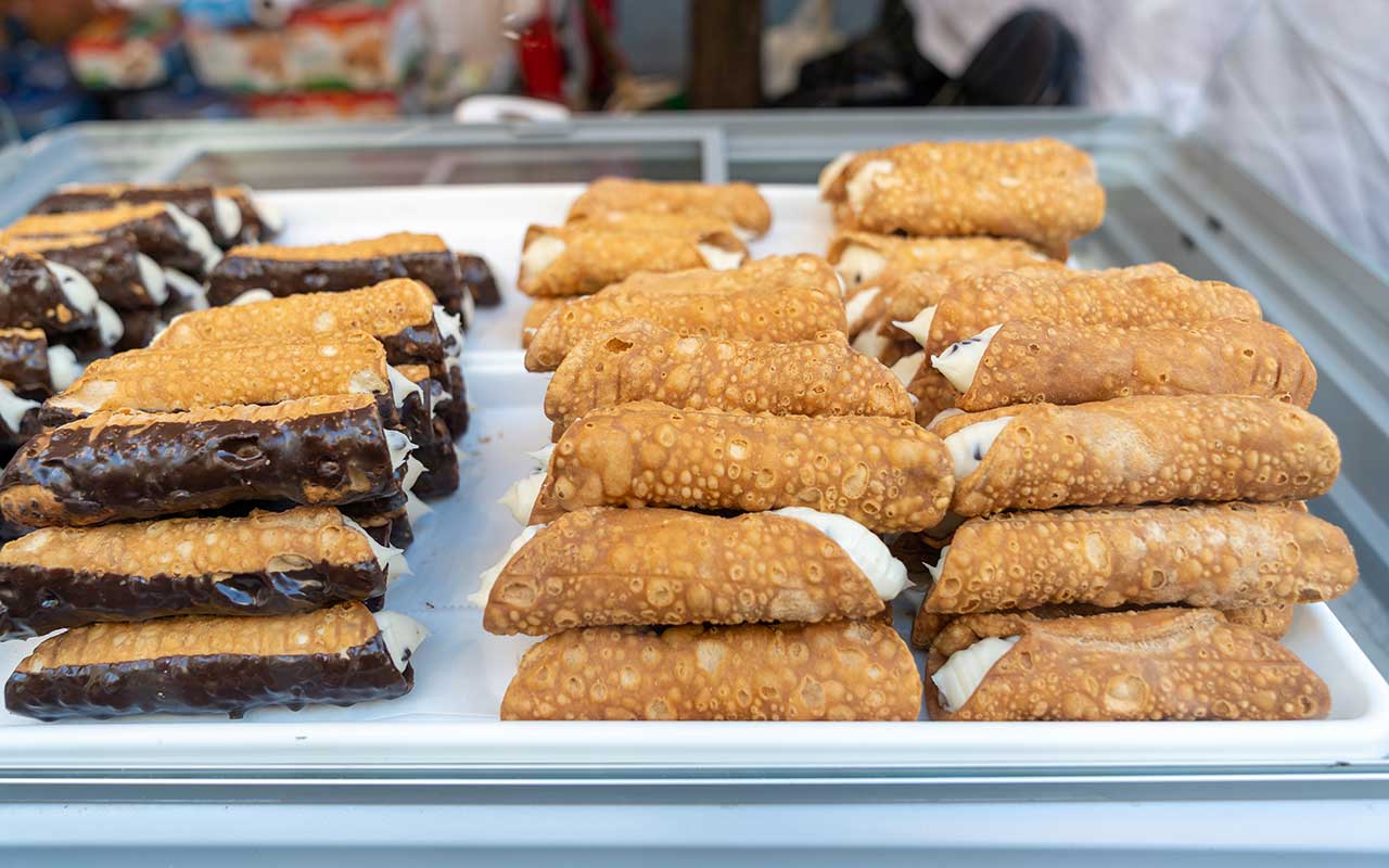 Tradizionali cannoli siciliani venduti alla Festa di San Gennaro a Little Italy.