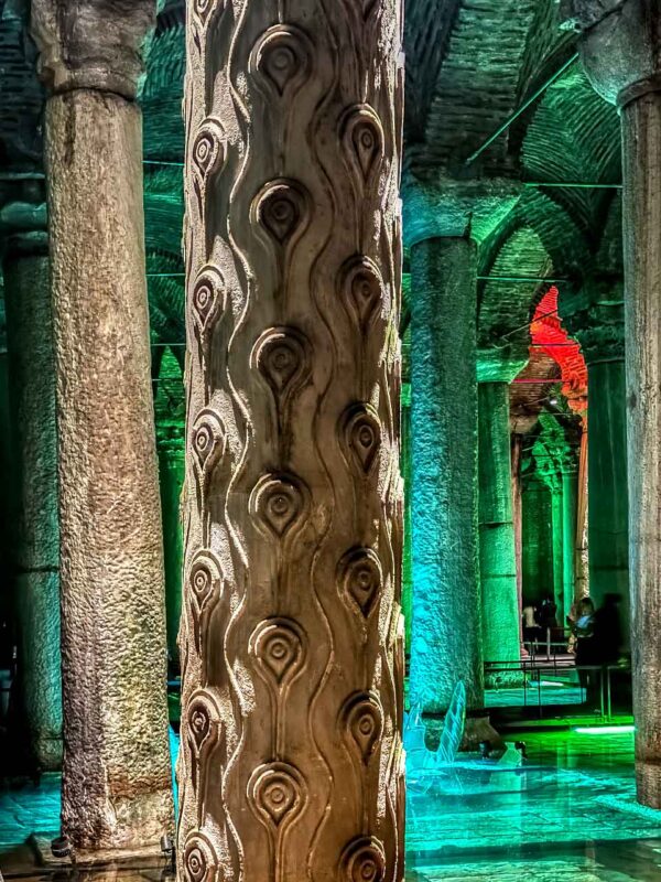 Colonna delle Lacrime scolpita con motivi a occhi di pavone nella Cisterna Basilica.
