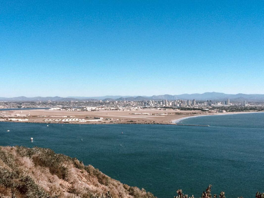 Vista costiera da Point Loma sullo skyline di San Diego e l'oceano.