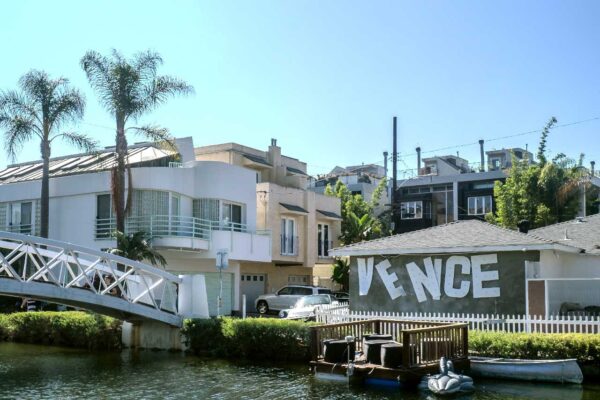 Ponte e case sul canale a Venice Beach con scritta “Venice”