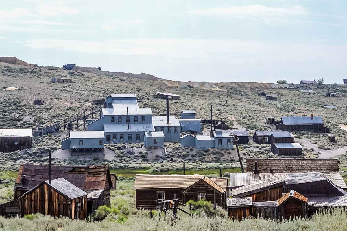 Strutture della vecchia miniera d'oro a Bodie, California.