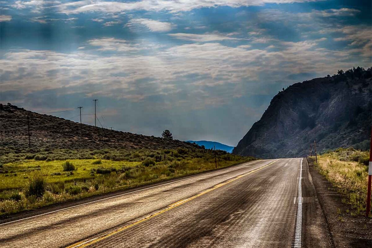 Strada sterrata che conduce alla città fantasma di Bodie in California.