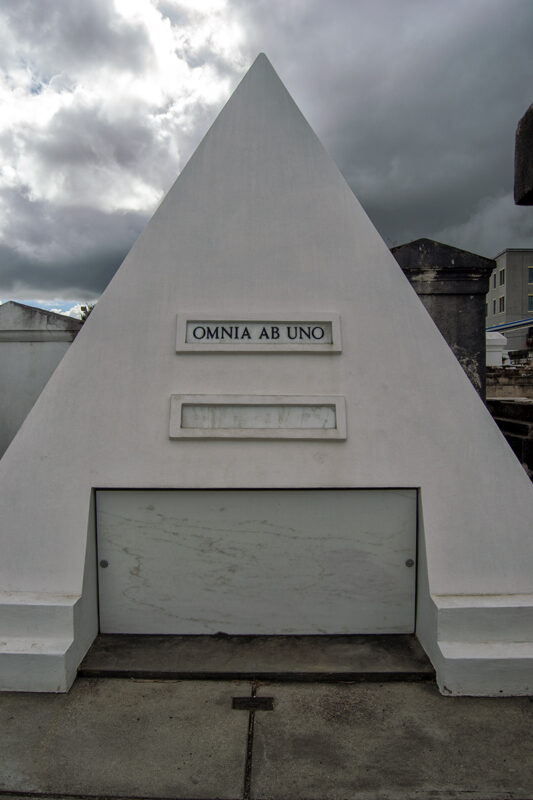 Mausoleo bianco a forma di piramide con l’iscrizione “Omnia Ab Uno”.