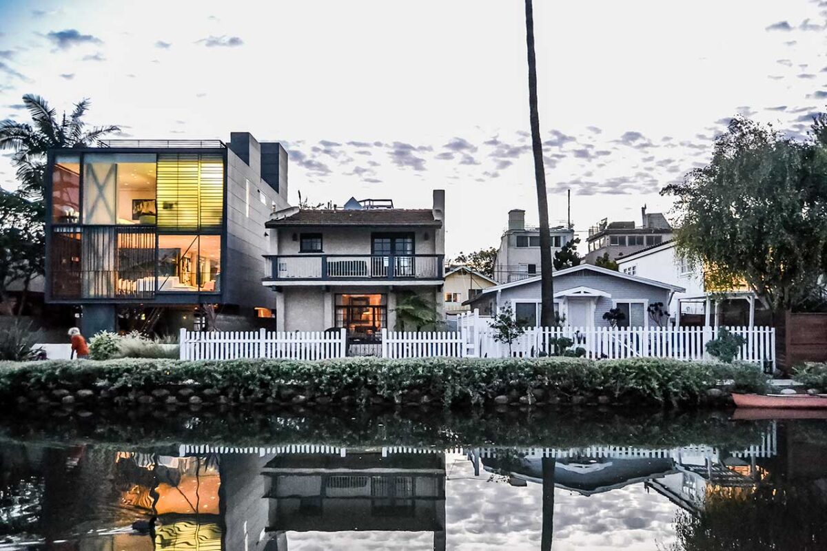 Casa colorata lungo il canale a Venice Beach con palme
