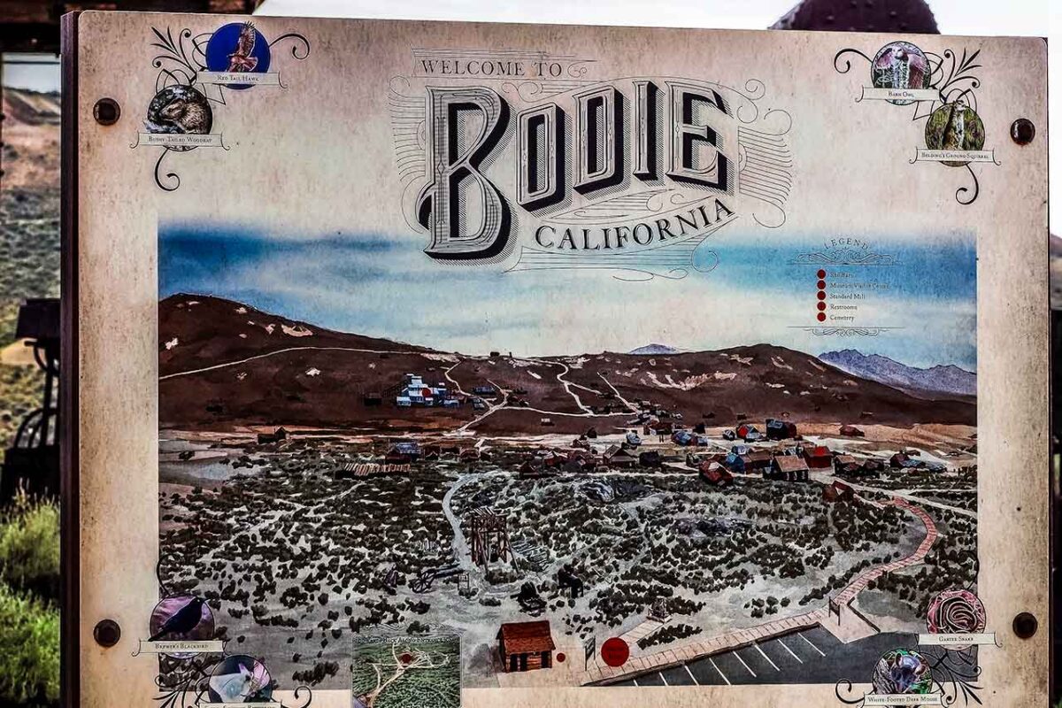 Tabella informativa "Welcome to Bodie California" con mappa a colori e foto storiche.