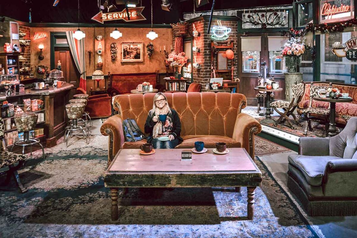 Kultowa kawiarnia Central Perk z serialu „Friends” podczas zwiedzania Warner Bros Studios