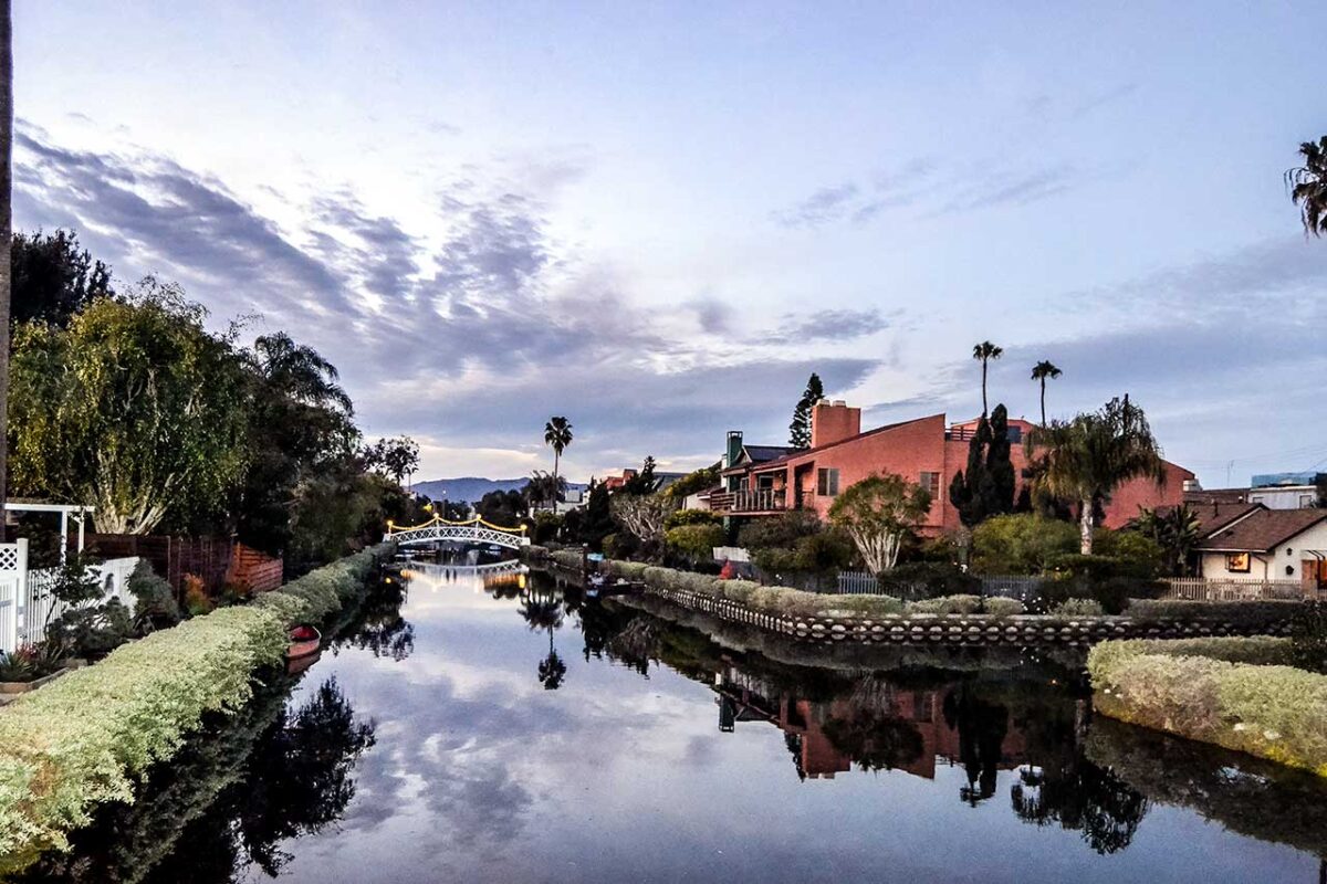 Suggestivo canale di Venice Beach al crepuscolo