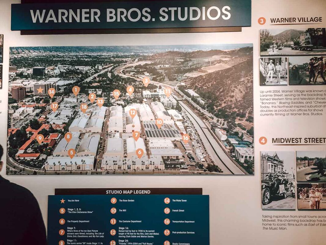 Mostra museale con planimetrie, foto d'archivio e storia dei Warner Bros Studios.