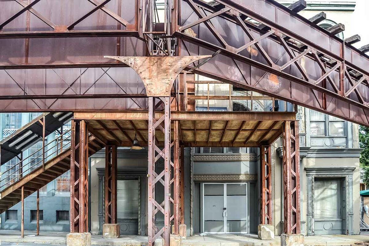 Ulica z industrialną stalową konstrukcją na planie filmowym Warner Bros Studios