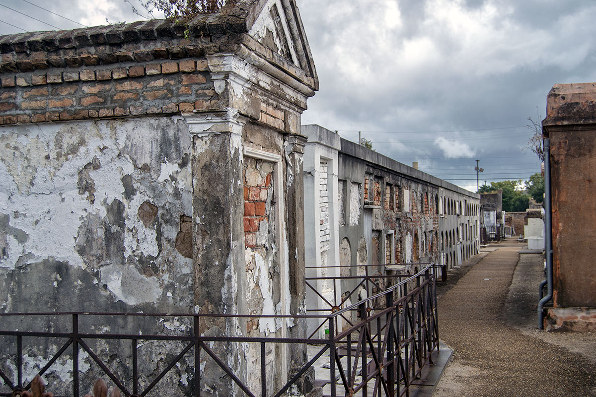 Tombe rovinate e scrostate allo St. Louis Cemetery No. 1 a New Orleans.