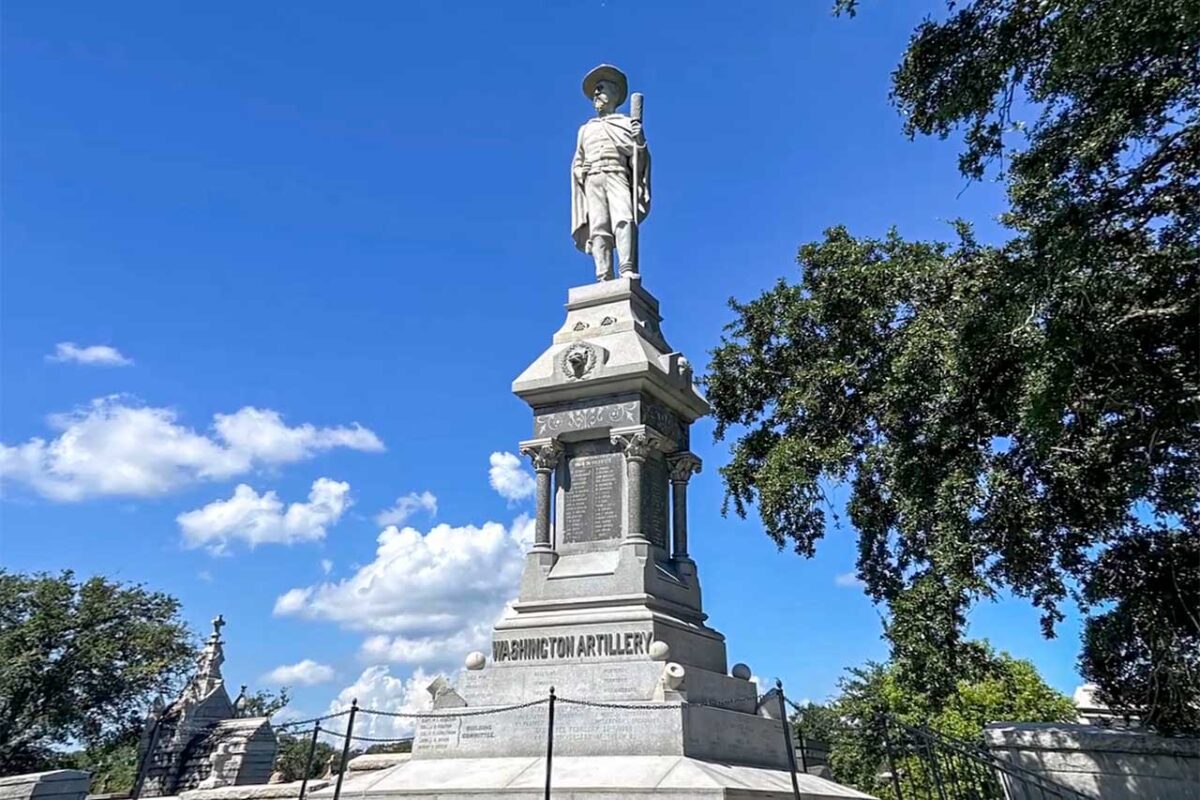 Monumento della Washington Artillery nel Metairie Cemetery di New Orleans.