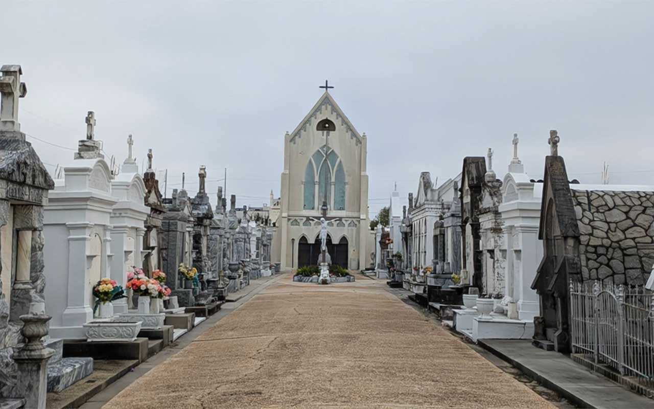 Viale di tombe e cappella nel St. Roch Cemetery No. 1 a New Orleans.