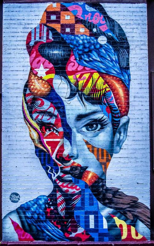 Murale pop-art di Audrey Hepburn su una parete di mattoni a Little Italy.