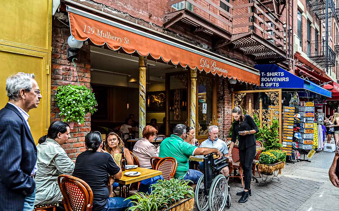 Tavoli all’aperto del ristorante Da Gennaro su Mulberry Street a Little Italy.