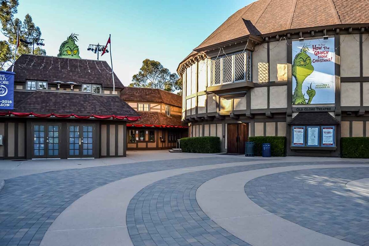 Old Globe Theatre a Balboa Park a San Diego – edificio in stile teatrale shakespeariano con manifesto dello spettacolo “How the Grinch Stole Christmas!”