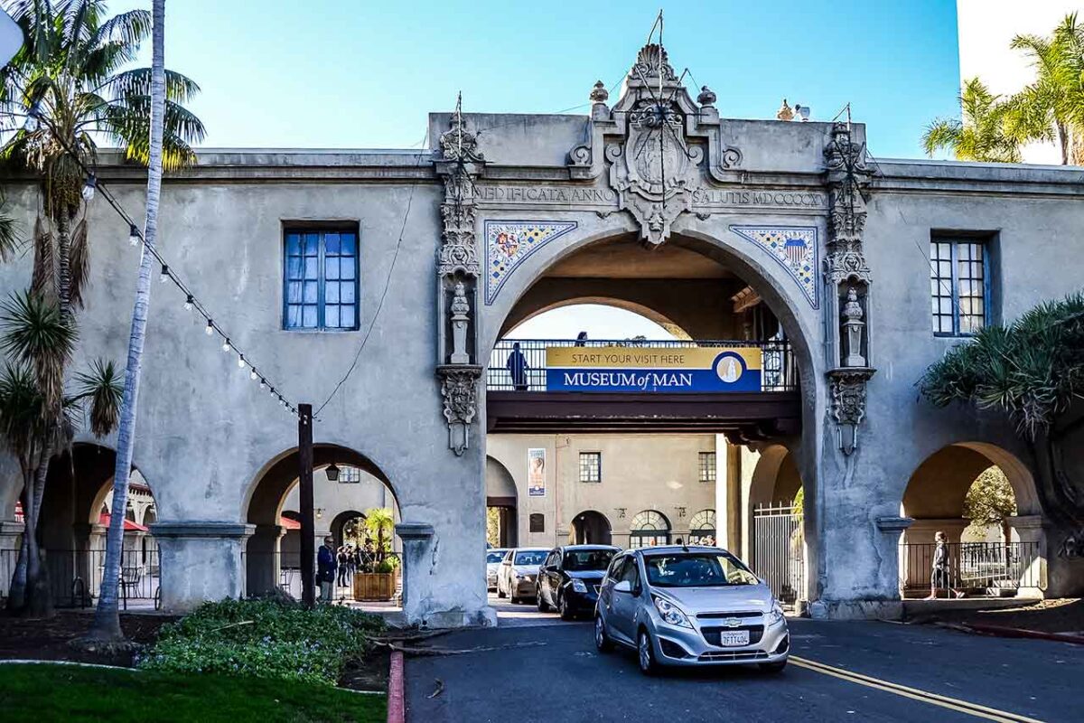 Ingresso al Museum of Us a Balboa Park a San Diego con arco decorativo e passaggio per le auto
