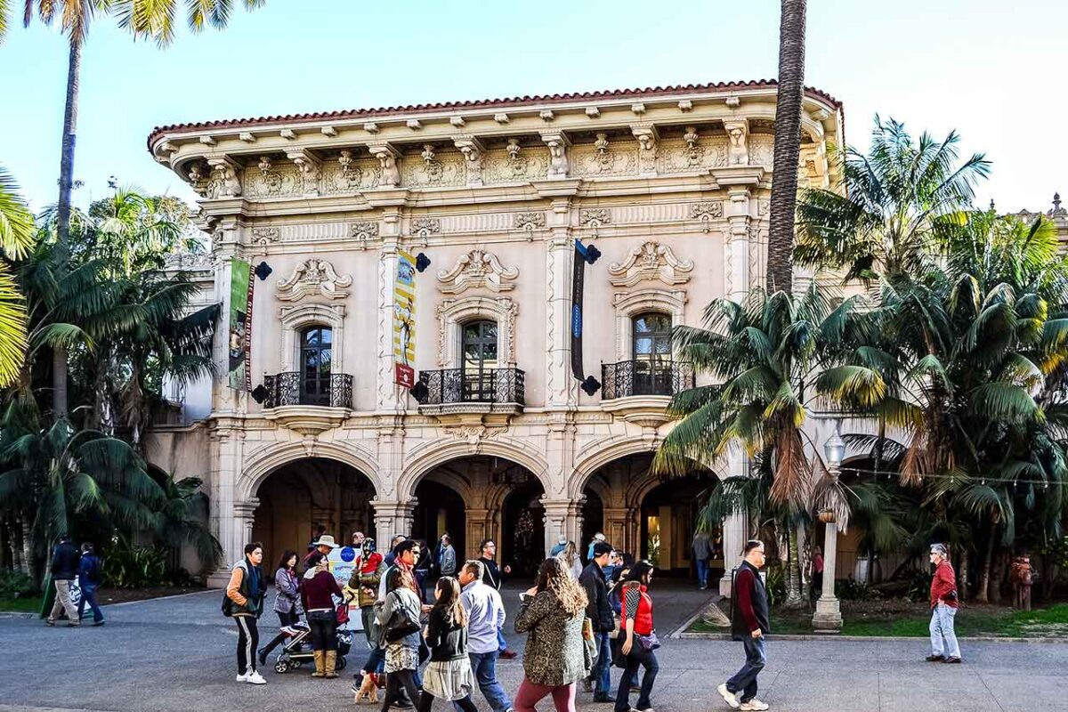 Facciata del Museum of Photographic Arts a Balboa Park con architettura decorata e visitatori davanti all’ingresso