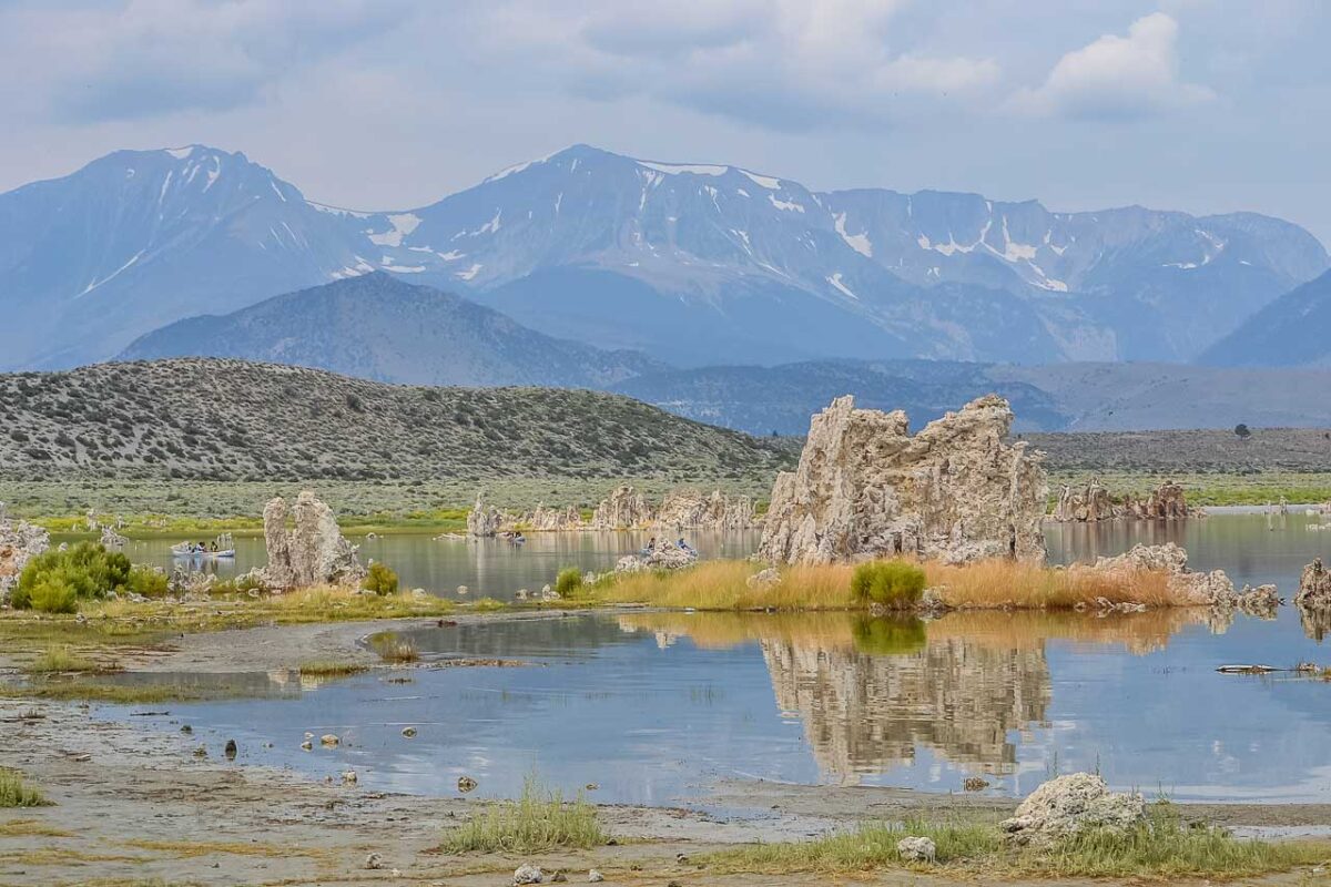 Formazioni tufacee del Mono Lake con la Sierra Nevada sullo sfondo.