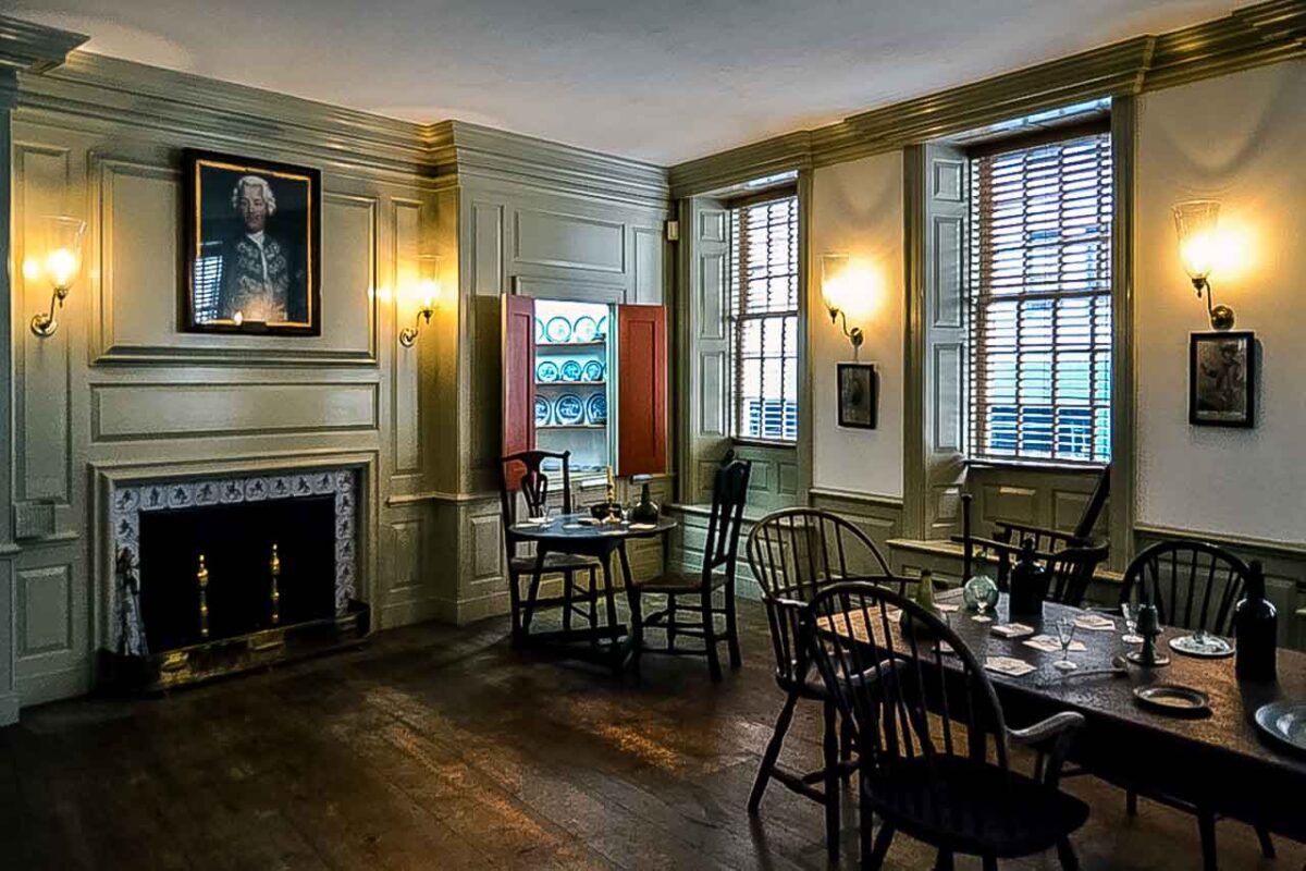 Odtworzone wnętrze Fraunces Tavern z kominkiem, stołami i drewnianymi krzesłami