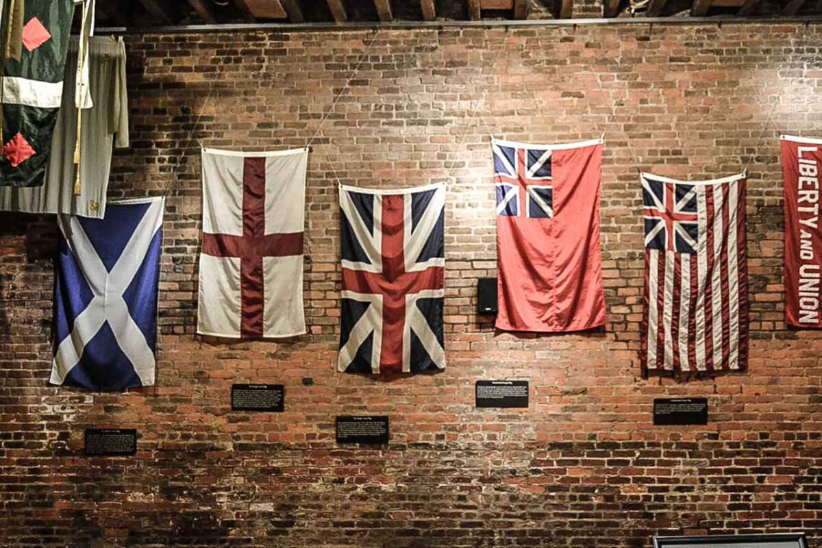 Historyczne flagi na ceglanej ścianie we Fraunces Tavern Museum