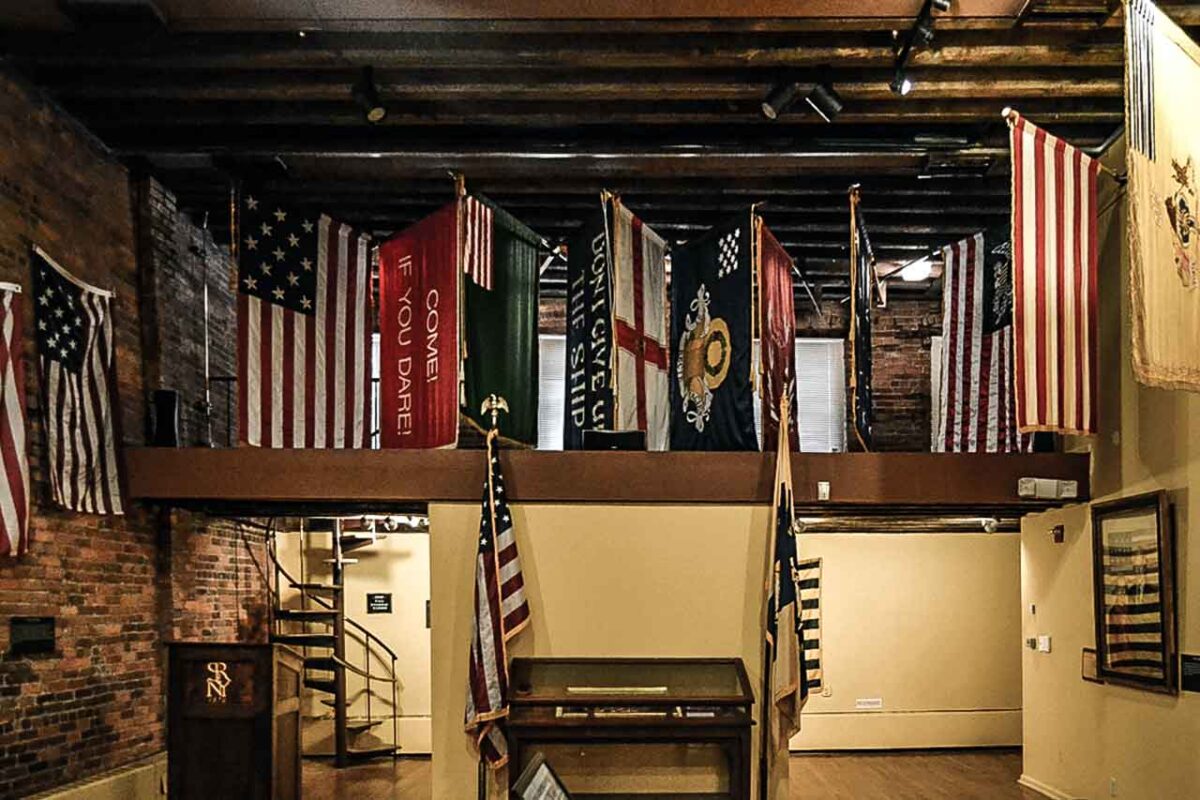 Wnętrze Fraunces Tavern Museum z kolekcją historycznych flag
