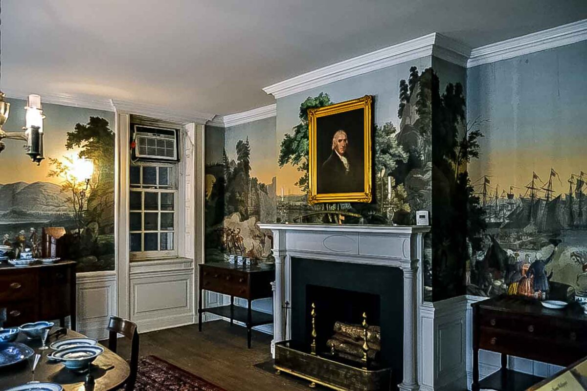 Wnętrze Fraunces Tavern z kominkiem, portretem i malowidłami na ścianach