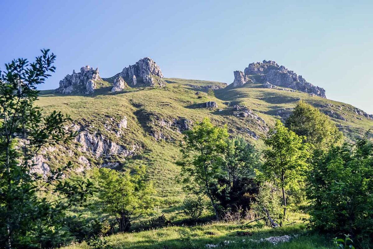 Panorama górska Grignetta z błękitnym niebem nad skalami