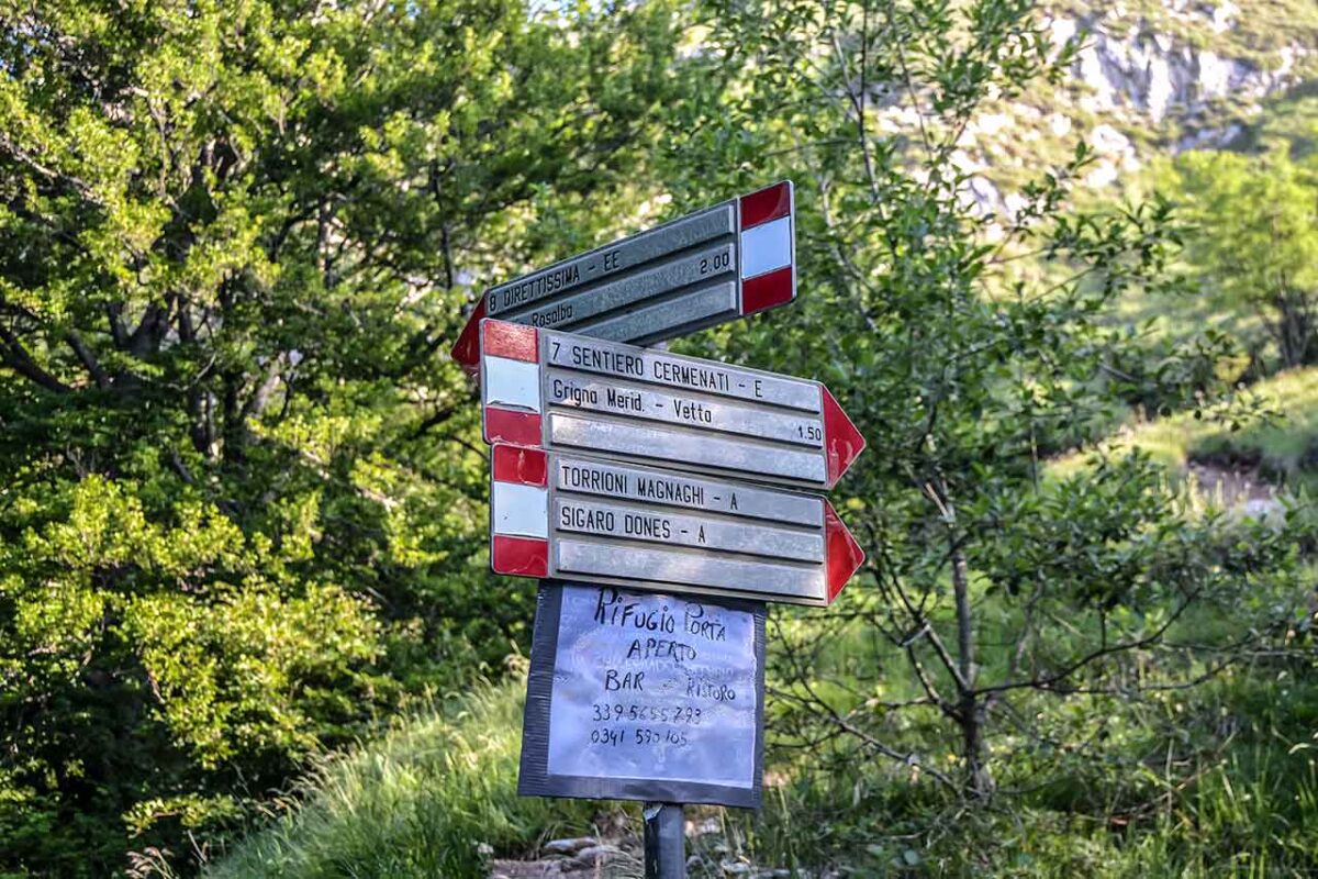 Widok na skalną grań Grignetta z panoramą dolin poniżej