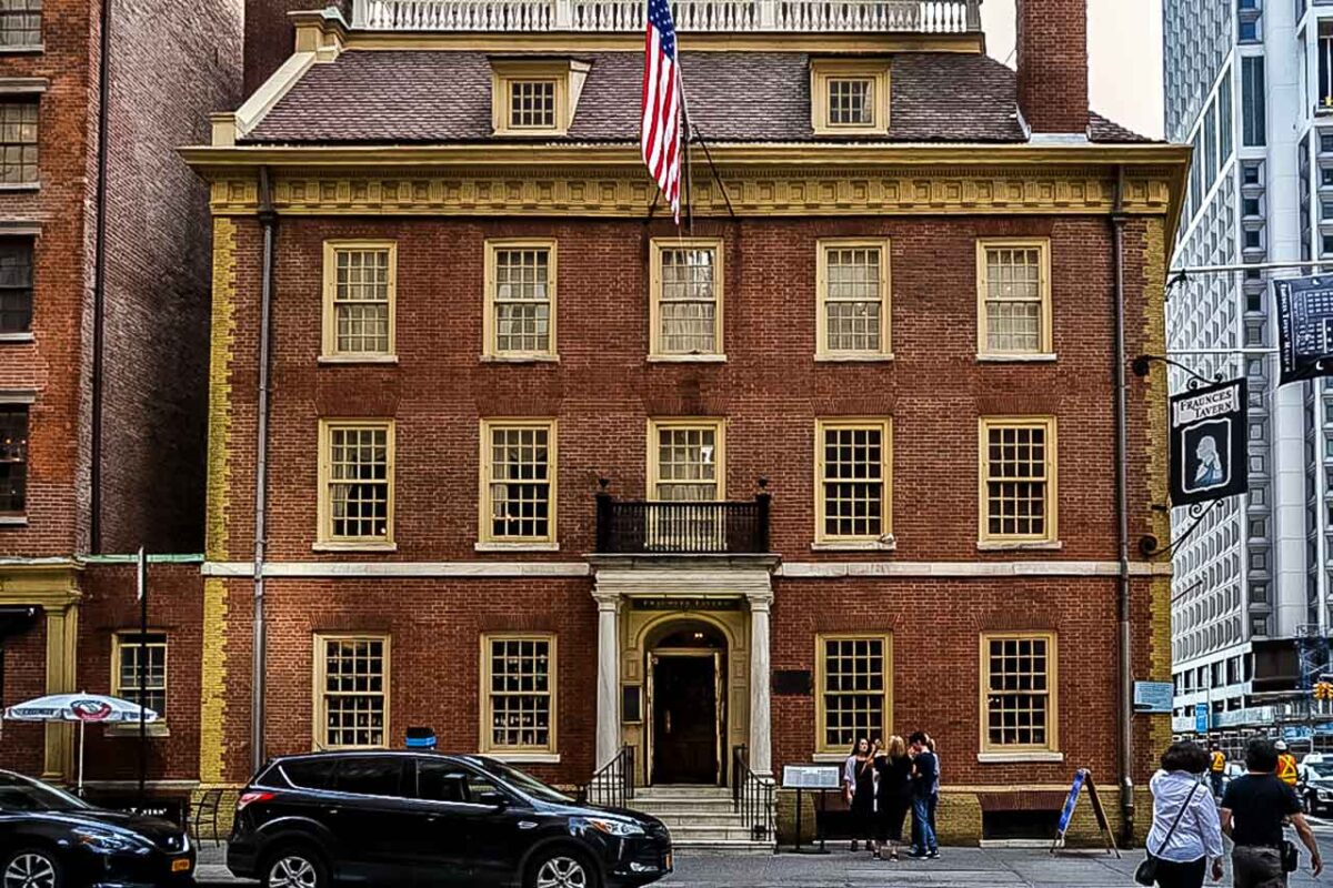 Zabytkowa fasada Fraunces Tavern na Dolnym Manhattanie