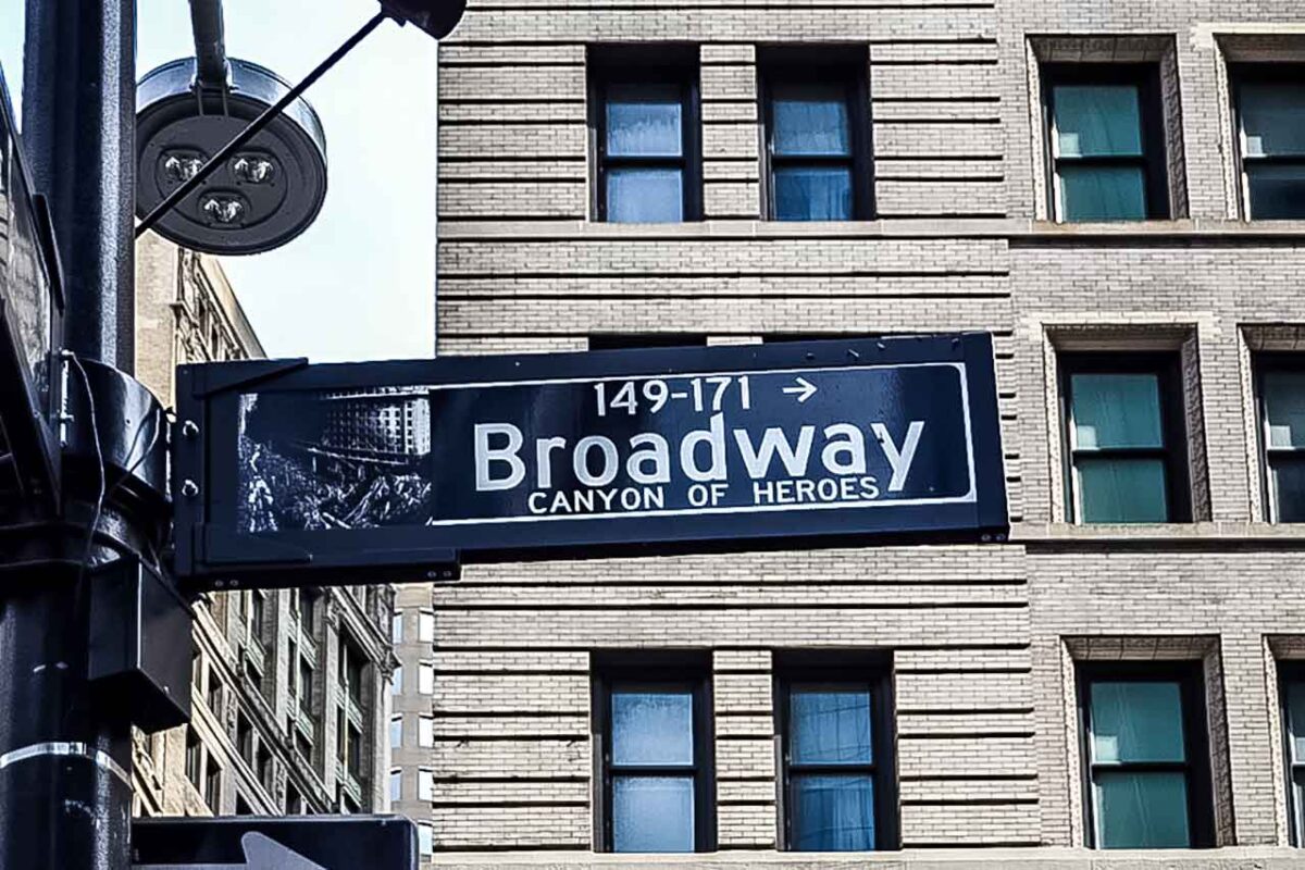 Znak uliczny Broadway Canyon of Heroes na Dolnym Manhattanie