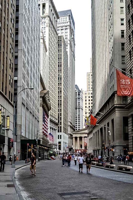Broad Street z wysokimi budynkami Financial District i Federal Hall w tle