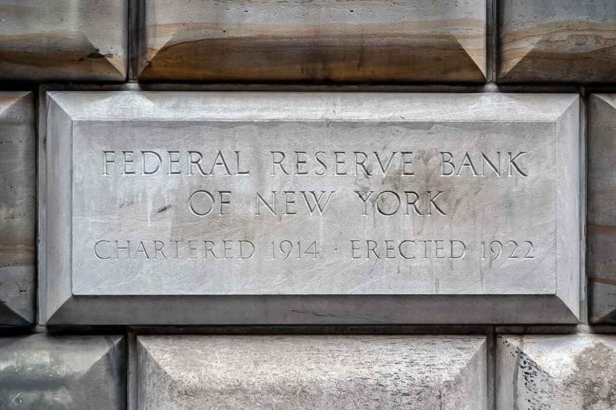 Kamienna tablica z napisem Federal Reserve Bank of New York